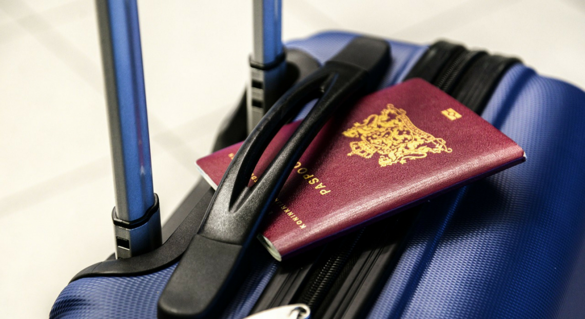 Cestovný pas a kufor